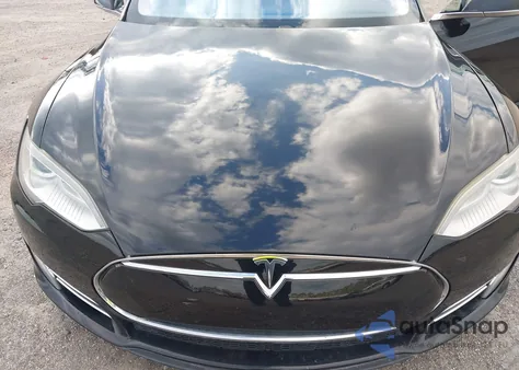 2013 Tesla Model S z USA, uszkodzony, nr VIN 5YJSA1AG3DFP04000